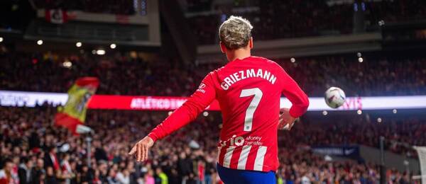 Antoine Griezmann při rozehrávce rohového kopu v utkání La Ligy