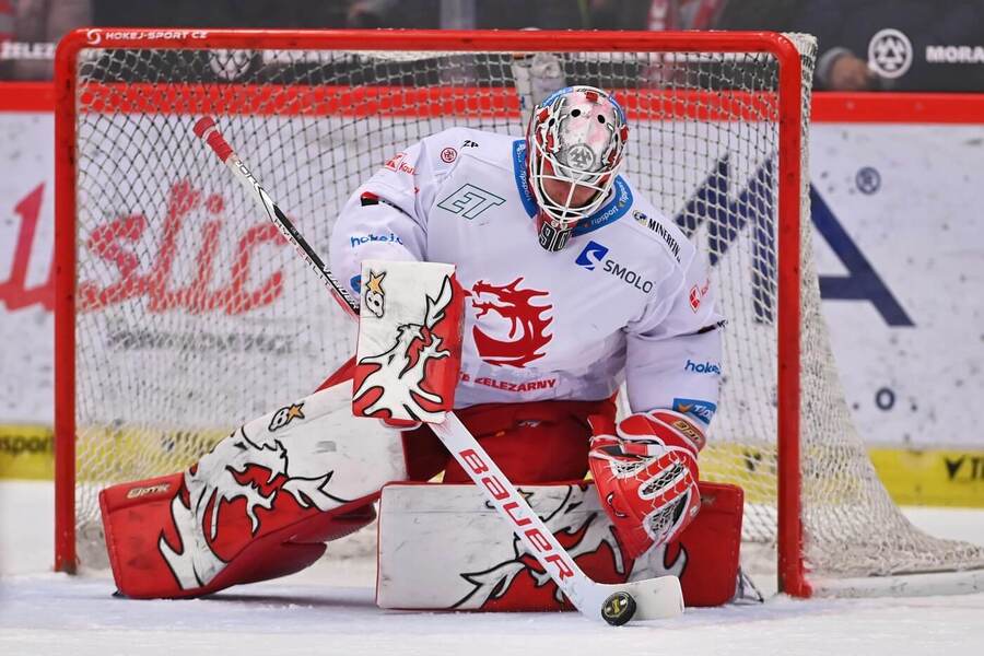 Brankář Ondřej Kacetl patří k nejsledovanějším postavám finálové série. Nenechte si ujít rozhodující 7. bitvu Pardubice vs. Třinec dnes živě na TV Tipsport.