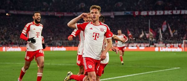 Joshua Kimmich slaví gól se spoluhráči