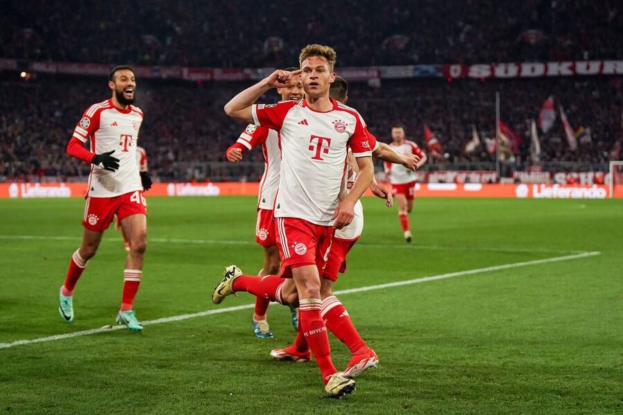 Joshua Kimmich slaví gól se spoluhráči