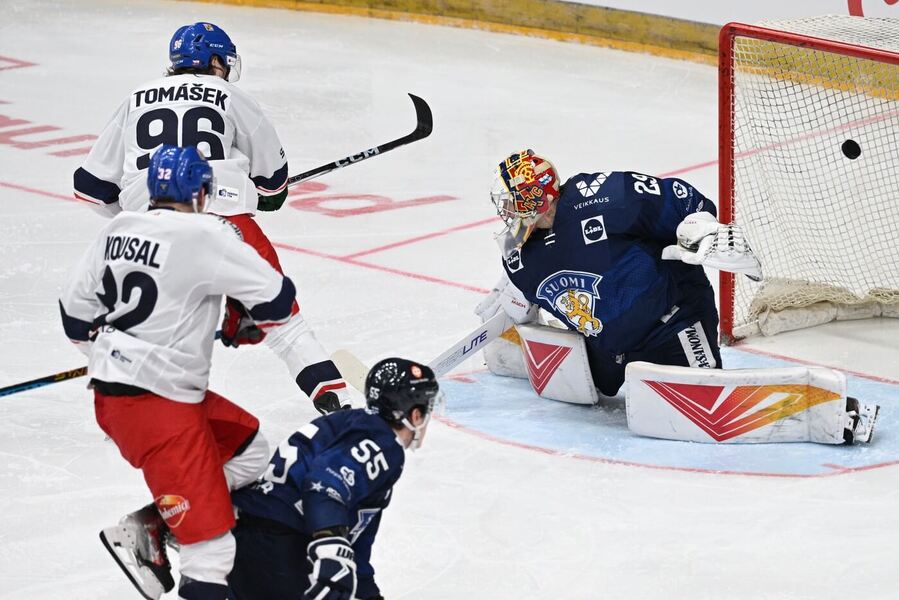 Zápas mezi Českem a Finskem, Euro Hockey Tour 2023/24, zakončuje David Tomášek
