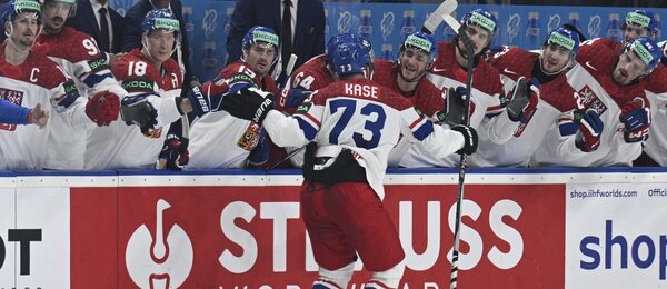 Ondřej Kaše se spoluhráči oslavuje proměněný nájezd v úvodním utkání na MS v hokeji 2024 v Praze