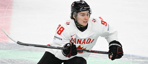 Kanadský útočník Connor Bedard dal ve svém prvním zápase na MS v hokeji dva góly