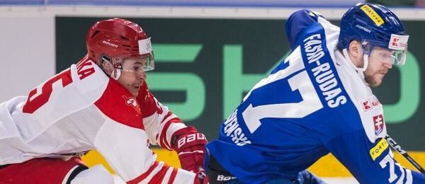 Hokej Slovensko vs. Polsko, MS v hokeji 2024, momentka z přípravného zápasu, na kotouči Martin Faško-Rudáš