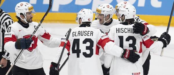 Roman Josi, Andrea Glauser a Nico Hischier slaví gól Švýcarska na MS v hokeji 2024