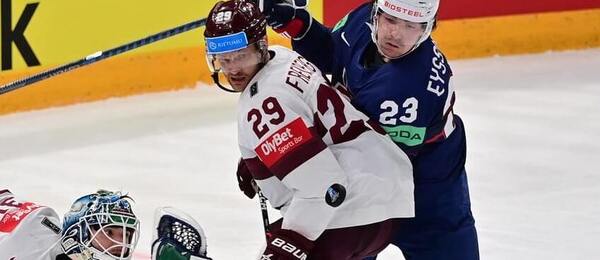 Zápas Lotyšsko vs. USA, MS v hokeji, momentka ze šampionátu v roce 2023, kdy se tyto celky střetly v souboji o 3. místo