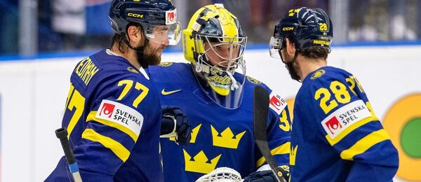 Victor Hedman, Filip Gustavsson, Marcus Pettersson slaví vítězství Švédska na MS v hokeji 2024