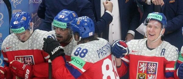 Český národní tým se raduje z postupu do finále na MS v hokeji 2024, momentka ze závěru semifinálového klání proti Švédům