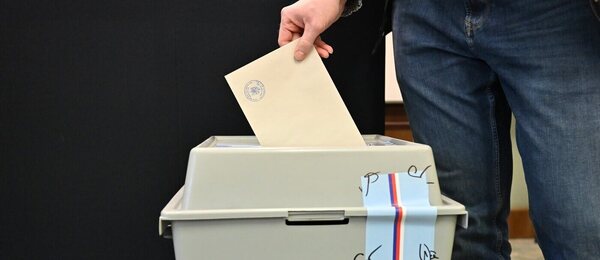 Volby, české prezidentské volby, volič vhazuje lístek do volební urny