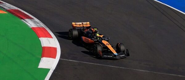 Závodník Lando Norris na Velké ceně Mexika v roce 2023