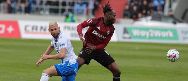 Emmanuel Uchenna ze Sparty a Erik Prekop z Baníku Ostrava, 28. kolo Chance Ligy 2024–25