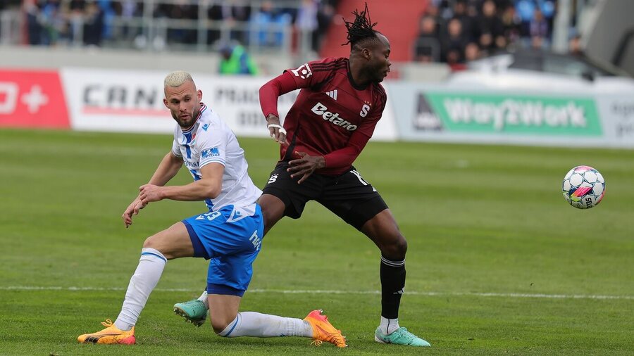 Emmanuel Uchenna ze Sparty a Erik Prekop z Baníku Ostrava, 28. kolo Chance Ligy 2024–25