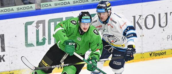 Hokej, Česko, extraliga live: Alex Lintuniemi (Mladá Boleslav) a Pavel Průšek (Liberec) v zápase ELH 2024/25