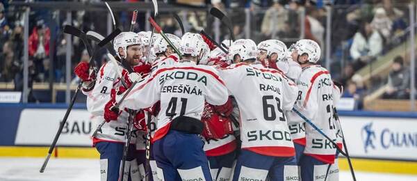 Hráči týmu HC Dynamo Pardubice se radují po výhře proti Fribourgu na Spengler Cupu 2024