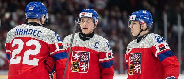 Čeští reprezentanti Vojtěch Hradec, Eduard Šalé a Miroslav Holinka. Česko dnes na MS U20 v hokeji čeká zápas se Švédskem