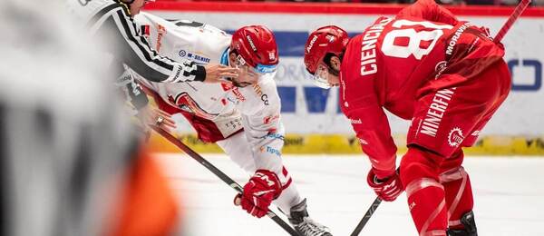 Patrik Miškář (Mountfield HK) a David Cienciala (Oceláři) během buly v 6. kole ELH 2024/2025. Třinec a Hradec Králové spolu hrají i dnes