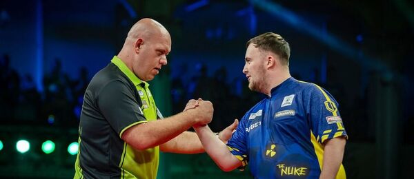 Šipky, PDC, Michael van Gerwen a Luke Littler během turnaje World Matchplay v Anglii