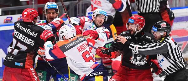 Žádný hokej v rukavičkách. V minulém derby rozhodčí udělili 48 trestných minut, Hradec Králové a Pardubice spolu hrají dnes