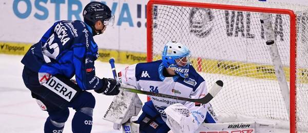 Hokej extraliga, Vítkovice vs. Kometa Brno, Robert Říčka (Vítkovice) překonává brankáře Michala Postavu (Kometa Brno)