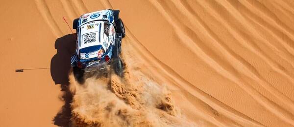 Závodník Denis Krotov z Kazachstánu na trati 11. etapy Rally Dakar 2025