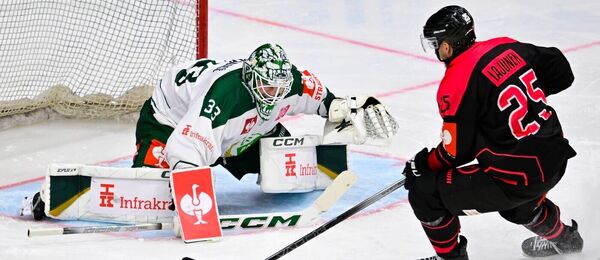 Jani Lajunen (Sparta) a brankář Maxime Lagacé (Färjestad) v 1. semifinále Ligy mistrů v hokeji 2024/2025. Sparta dnes hraje odvetu