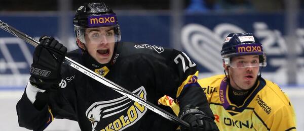 Hokej Maxa liga, Zlín vs. Sokolov, vlevo David Tureček (Sokolov), vpravo Jesse Paukku (Zlín)