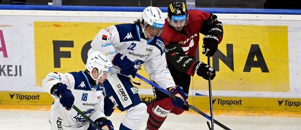 Hokej extraliga, Kometa Brno vs. Sparta Praha, na puku forvard Komety Adam Zbořil