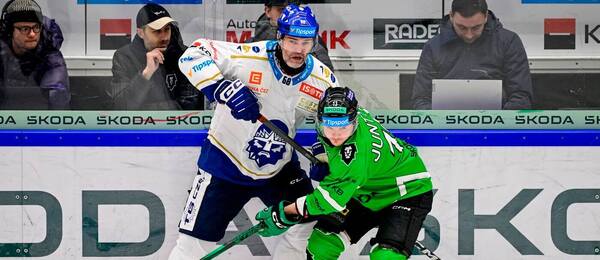Jaromír Jágr (Rytíři) a Julis Junttila (BK) v prosincovém zápase extraligy, Kladno a Mladá Boleslav spolu hrají i v dnešním 39. kole ELH 2024/2025