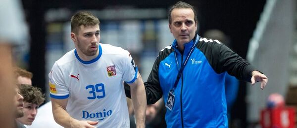 Házená MS mužů 2025, trenér českého týmu Xavi Sabaté uděluje pokyny Lukáši Mořkovskému