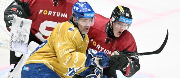 Jaromír Jágr (Kladno), brankář Josef Kořenář a Jakub Krejčík (Sparta) v zápase hokejové Tipsport extraligy 2024/2025