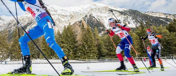 Česká biatlonistka Jessica Jislová (uprostřed) v závodě MS v biatlonu 2025. Dnes biatlonové MS pokračuje sprintem žen
