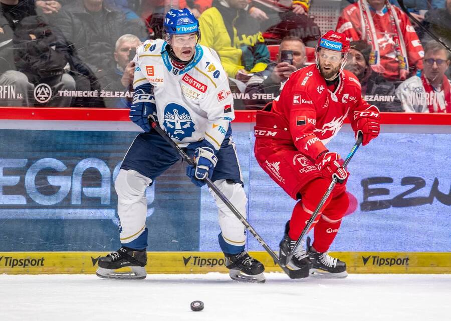 Jaromír Jágr (Rytíři) a Martin Růžička (Oceláři) v zápase hokejové extraligy 2025, Kladno a Třinec hrají i v dnešním 46. kole
