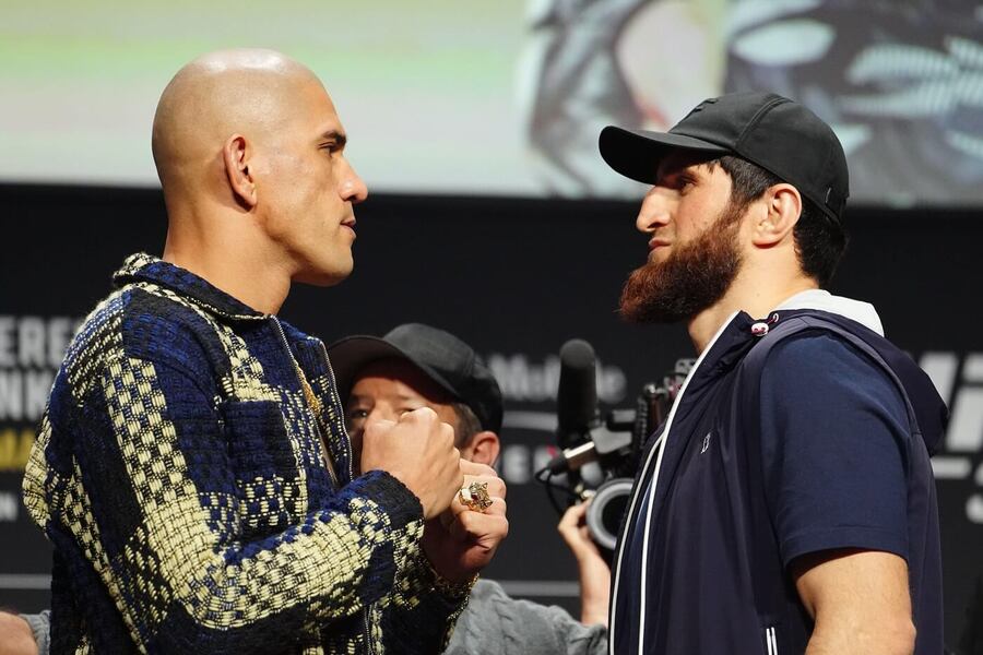 Staredown mezi Alexem Pereirou (vlevo) a Magomedem Ankalaevem před UFC 313.