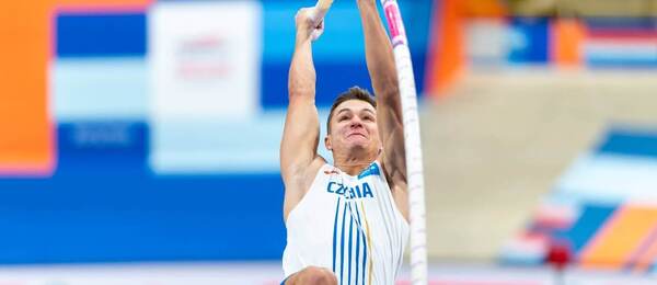 Atletika, Vilém Stráský během sedmiboje na halovém ME v Apeldoornu, skok o tyči.jpg