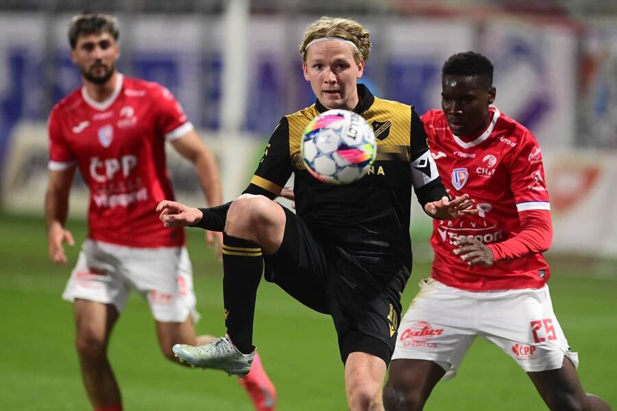Osmifinále MOL Cupu: Ostravský útočník Matěj Šín a Ryan Mahuta z Pardubic v souboji o míč