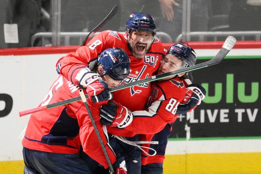Alexandr Ovečkin se raduje z 894. gólu v NHL, kterým vyrovnal rekord Wayna Gretzkyho. Dá Ovečkin gól i dnes?