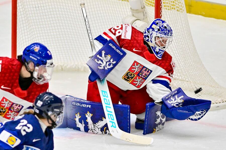 Brankářka české reprezentace Klára Peslarová na MS žen v hokeji 2025, kde dnes Češky hrají s Kanadou