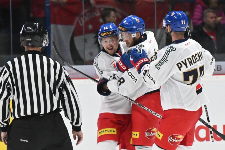 Čeští reprezentanti Jiří Černoch, Ondřej Beránek a Filip Pyrochta oslavují gól v přípravě na MS v hokeji 2025