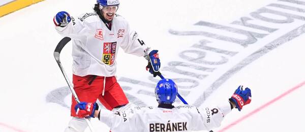 Hokej Euro Hockey Tour 24/25, čeští reprezentanti Matěj Stránský a Ondřej Beránek se radují z gólu