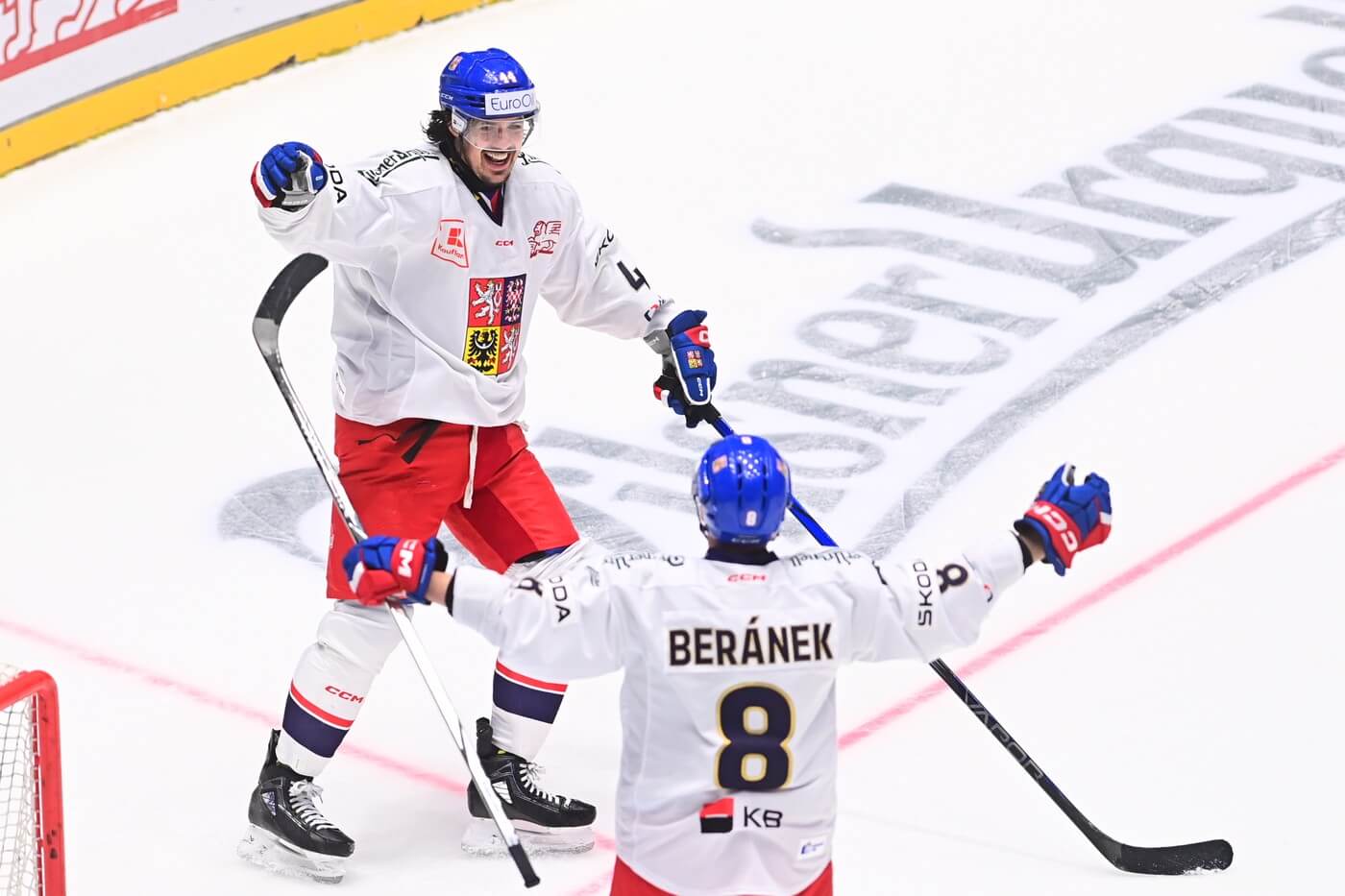 Hokej Euro Hockey Tour 24/25, čeští reprezentanti Matěj Stránský a Ondřej Beránek se radují z gólu