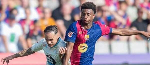 La Liga 2024/25: Alejandro Balde z Barcelony v souboji o míč s Ivánem Sánchezem z Valladolidu