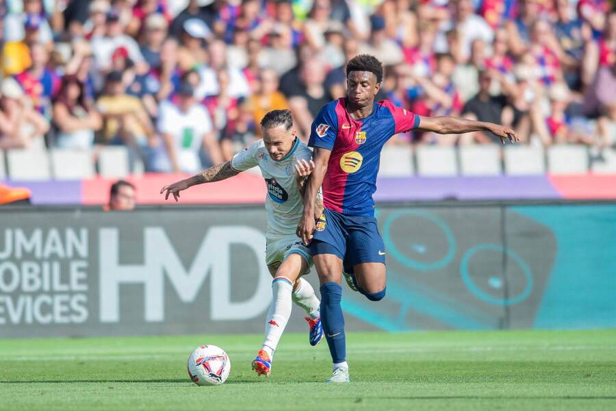 La Liga 2024/25: Alejandro Balde z Barcelony v souboji o míč s Ivánem Sánchezem z Valladolidu