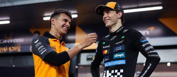 Lando Norris (vlevo) a Oscar Piastri v dobré náladě. Na trati si ale oba piloti McLarenu nic nedarují.