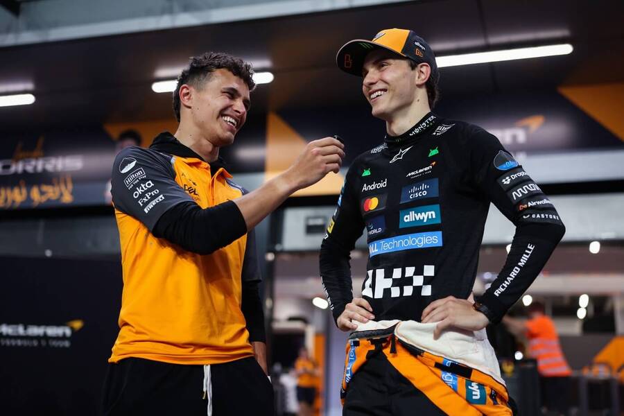 Lando Norris (vlevo) a Oscar Piastri v dobré náladě. Na trati si ale oba piloti McLarenu nic nedarují.