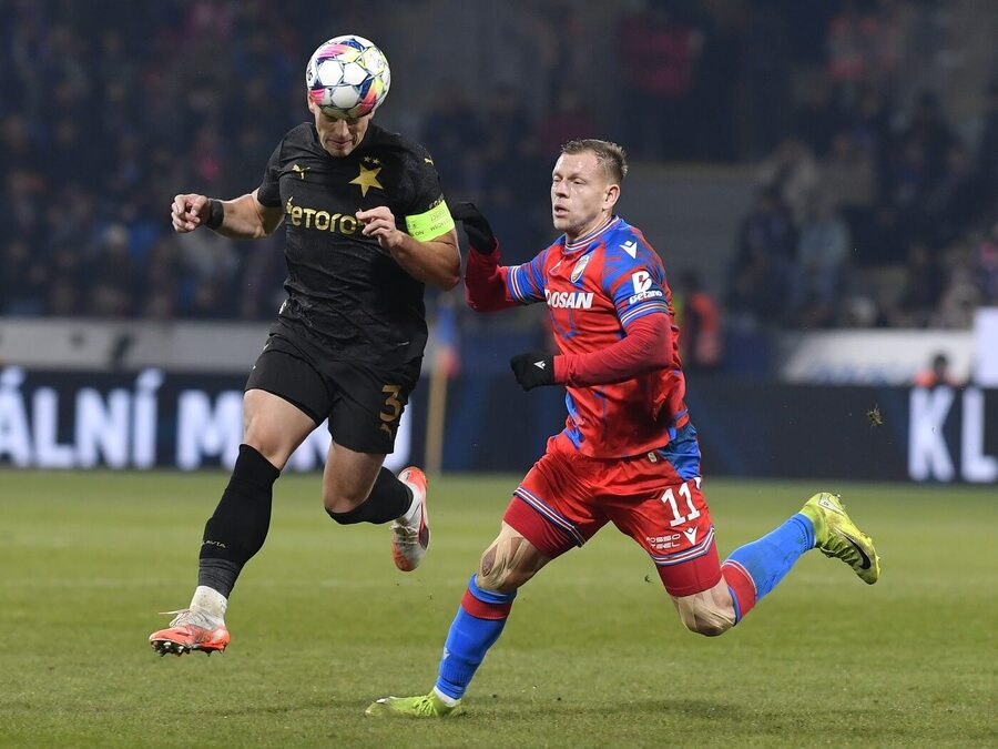 Tomáš Holeš ze Slavie a Matěj Vydra z Plzně, 23. kolo Chance Ligy 2024–25