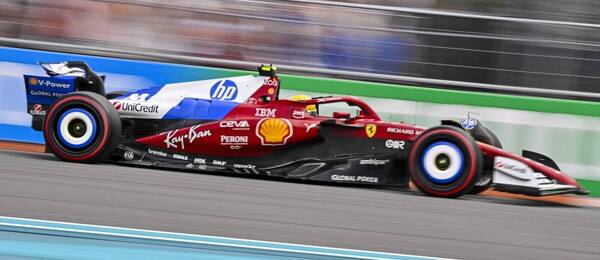 Formule Ferrari ve speciálním zbarvení pro Velkou cenu Miami 2025.
