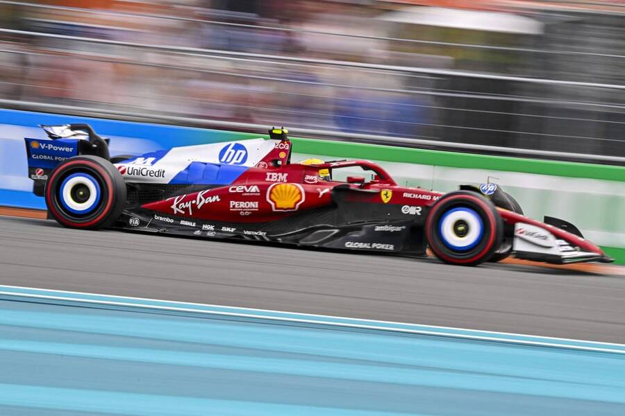 Formule Ferrari ve speciálním zbarvení pro Velkou cenu Miami 2025.