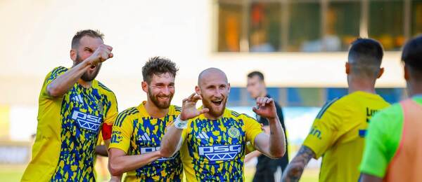Miloš Kopečný slaví se spoluhráči svou branku, Zlín - Varnsdorf 2:0, 26. kolo Chance Ligy 2024/25