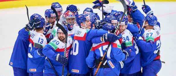 Reprezentanti Slovenska oslavují vítězství v zápase MS v hokeji. Kdy a s kým hrají Slováci na MS 2025?