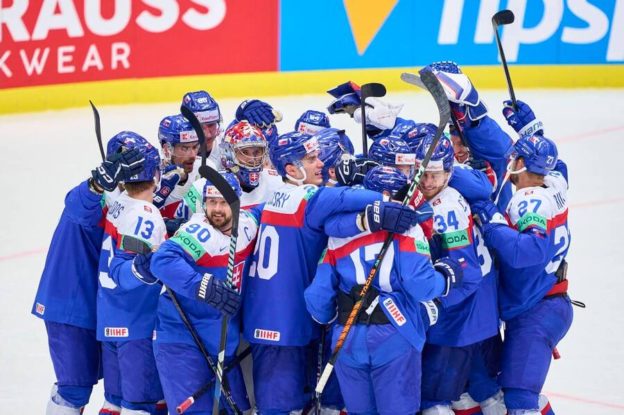 Reprezentanti Slovenska oslavují vítězství v zápase MS v hokeji. Kdy a s kým hrají Slováci na MS 2025?